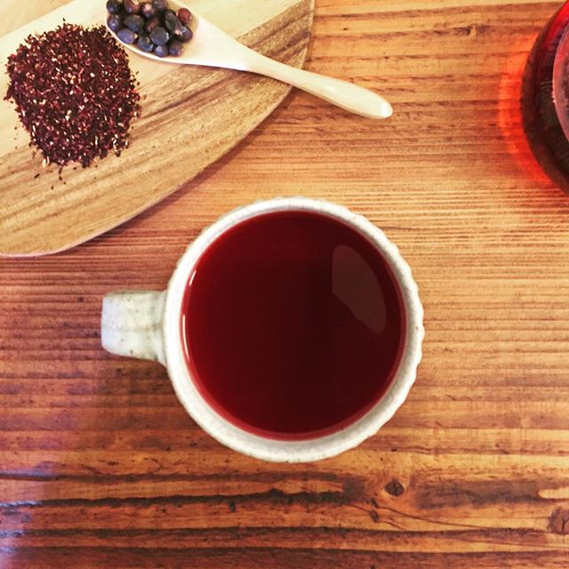 今日のteaハイビスカスにジュニパーベリーを添えて。Steviaで甘酸っぱくしたお茶は疲れた身体を癒してくれます。#ハーブティー #お茶 #ふくちゃ #herbaltea #hibiscus #stevia #tea #teatime #lovetea